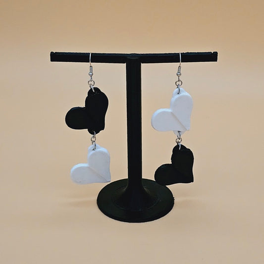 Pendientes corazones asimétricos blanco y negros colgantes